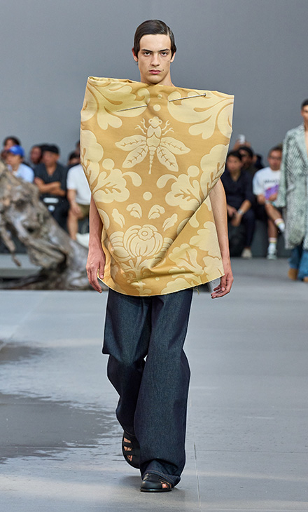 تصميم جريئة وغير مألوفة من LOEWE لموسم ربيع وصيف 2024